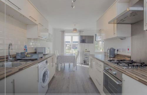 Large Family House - 5 Beds, 3 Baths, Full Kitchen - Foto 4