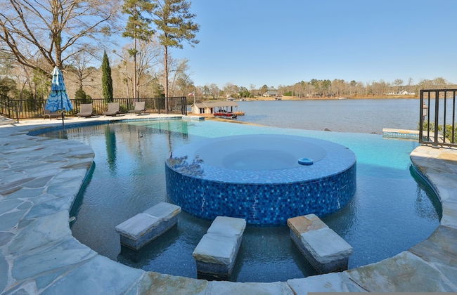 7BR Lakefront Haven Pool Hot Tub Gated 4acres - Foto 4