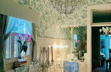 4BR 3 BA HUGE, Balcony, Cemetery, Streetcar sleeps 8! - Photo 11