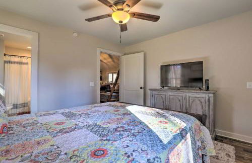 Creek-View Getaway with Deck, Yard, and Fire Pit! - Foto 9