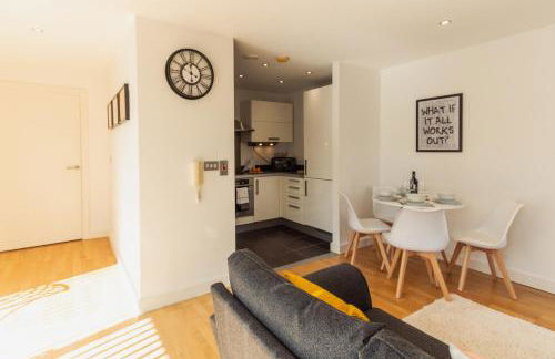 Central Gem: Cosy 2BR with Private Balcony - Foto 9