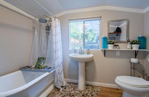 Cute Peaceful Tiny House Getaway w Backyard - Foto 7