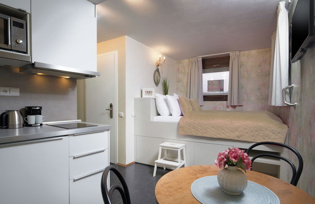 4 Arts Apartments by Adrez Living - Photo 8