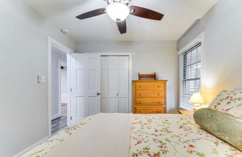 Walk to Parks and Town Square Cary Home with Yard! - Foto 14
