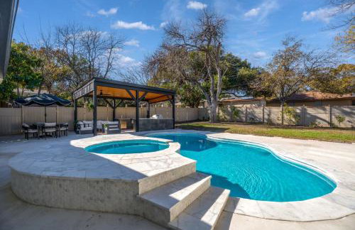 Relaxed Luxury Pet Friendly Home with Pool and Backyard Lounge in San Antonio, TX - Foto 51