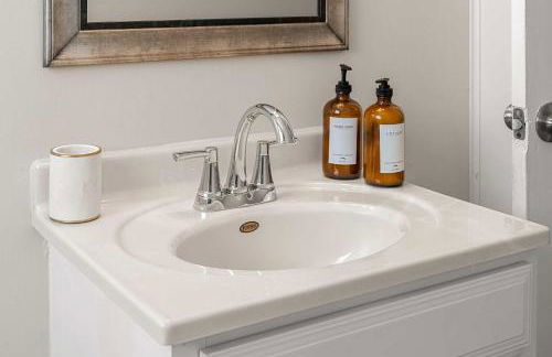 Cozy 4BR Home Pet Friendly Large Yard & Patio - Foto 37