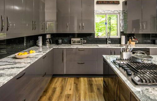 Stunning 4BR Retreat, Deck, Ping Pong, Near Marina - Foto 19