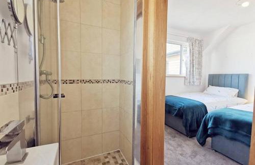 1 Y Bae - Top Floor Apartment - Photo 18