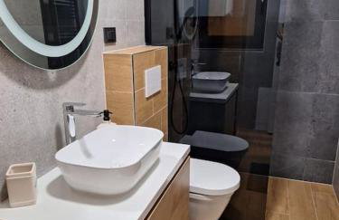 City heaven,self check in, with free parking - Foto 47