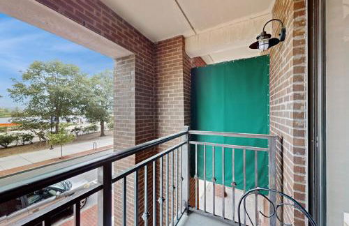 Dog-friendly downtown condo with riverfront balcony - walk to shops & eateries - Foto 21