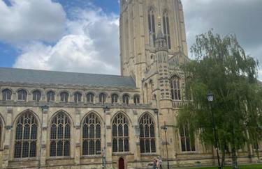 Central Medieval Grid Unique home with Gated parking - Foto 14