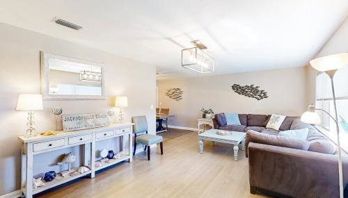 Beach house & backyard oasis with private pool - short walk to beach - Foto 5