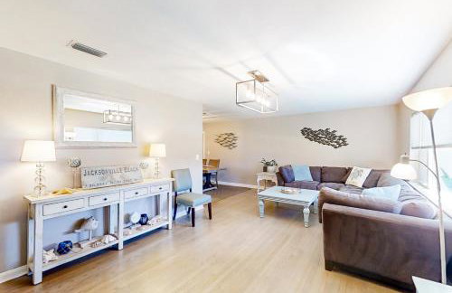 Beach house & backyard oasis with private pool - short walk to beach - Foto 5