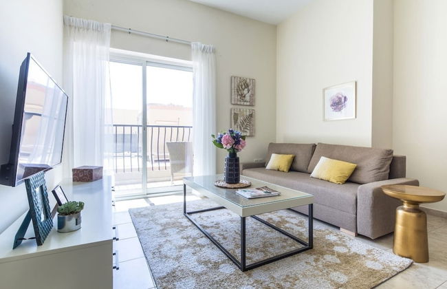 Signature Living in Modern 1BR Apartment at Jvt! - Foto 1