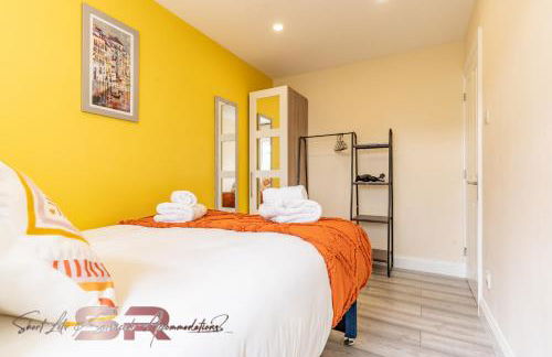 4-BR Hayes Home, Guests 8 - Ideal for Long term stays, Fast unlimited Wi-Fi - Foto 19