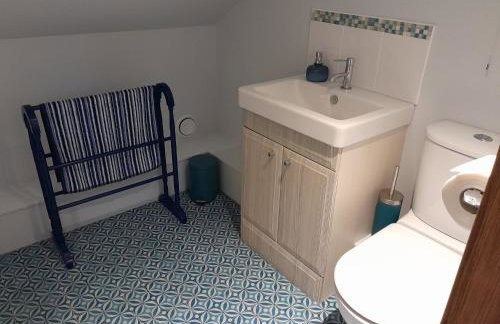 Canal-side 5-Bed Cottage - Sleeps 10 Pet Friendly - Foto 23