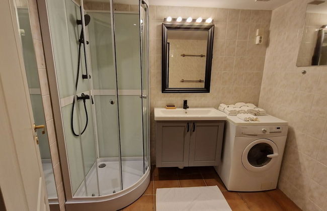 TyzenXL Luxury Vilnius Apartment - Photo 35