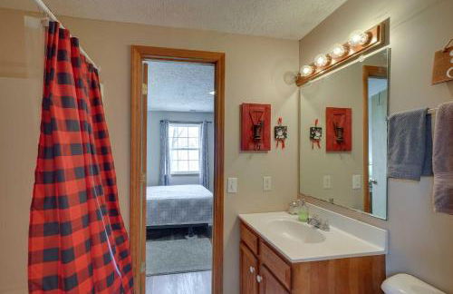 Snowed Inn Cozy Winterplace Ski-InandSki-Out Cabin - Foto 16