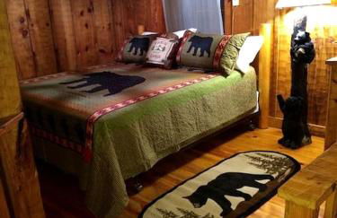 Tranquil Cabin with Hot Tub & Creek Views Near Bass Pro, Kodak Tennessee - Foto 15