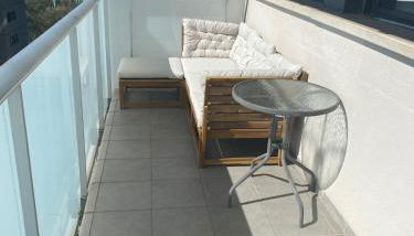 Quiet modern 2 bed apartment with Balcony, Pool and Free Parking - Foto 4