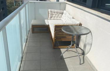 Quiet modern 2 bed apartment with Balcony, Pool and Free Parking - Foto 4