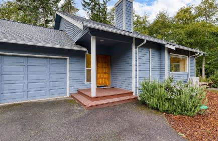 Forest Front Home w Fire Pit Mins to Beaches Wineries Trails Cedarview Retreat by AvantStay - Foto 36