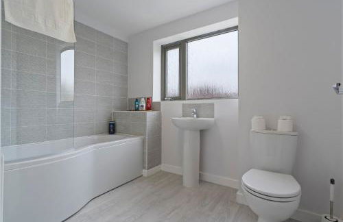 Exquisite 7 Bedroom 5 Bathroom House - Over 1900 sqft - Close to City Centre with Free Parking, Fast W-Fi and SmartTVs by Yoko Property - Foto 18