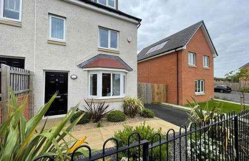 3BDR House By Vista Stays Short Lets & Serviced Accommodation Glasgow Scotland With Driveway Parking and PS4 - Foto 13