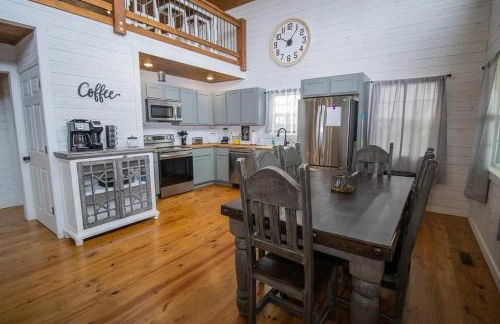 Ozark Escape - Hot Tub Mountain Views and Near Buffalo River - Photo 5