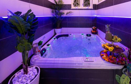 Apartment By the Way Hot Tub and Free Parking - Photo 3