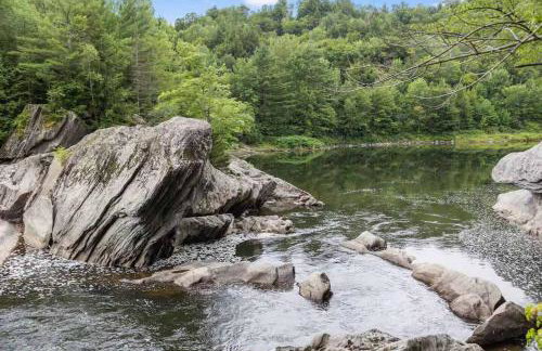 Designer A-Frame Treehouse with hot tub on river - Foto 49