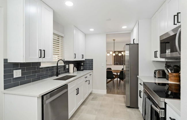 @ Marbella - Modern 4-br Retreat Chef's Kitchen - Photo 19