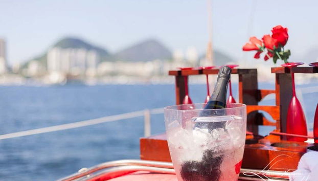 Balade romantique avec du vin à bord