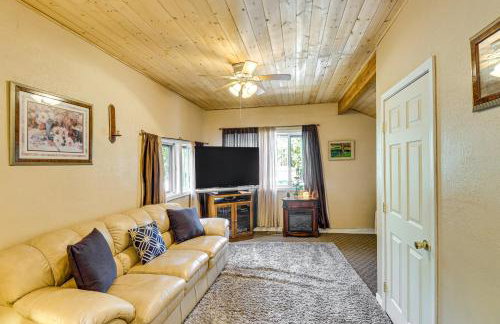 4 Mi to Rainbow Lake! Cozy Forest-View Gem with Deck - Foto 3