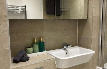 Modern 2-Bedroom Flat Near Wembley - 9 Minutes from Park Royal Station - Foto 27