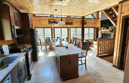 Luxe Cabin with Game Room, Hot Tub & Firepit - Foto 12