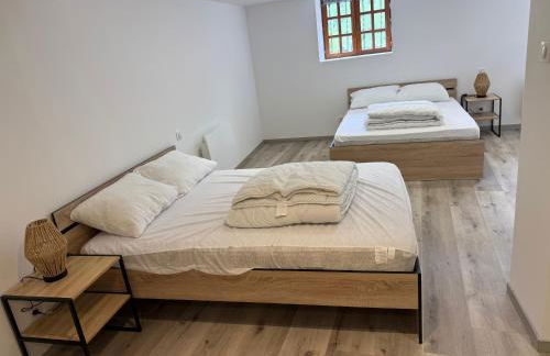 Gite boutx avec Jacuzzi 12 personnes 5 LITS DOUBLES ET 1 CANAPE LIT - Foto 11