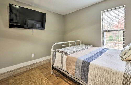 Lakefront Rogers Getaway with Hot Tub and Deck! - Foto 22