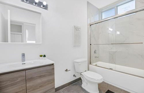 Up to 12 Guests! Modern villa near Wynwood - Photo 8