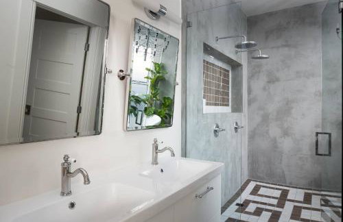 Luxe Victorian Retreat • Walk to Downtown - Foto 14