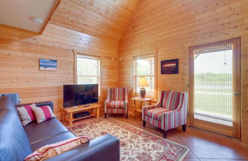 Lakefront Columbia Cabin with Porch and Shared Dock - Foto 3