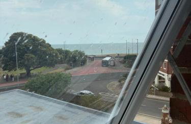 By-the-Beach, Sea view 2 bedroom Loft Studio Apartment & Free Parking - Foto 2