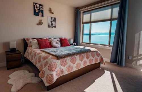 Stunning House with Views of Puget Sound! Ideal for Family Reunions - Photo 10