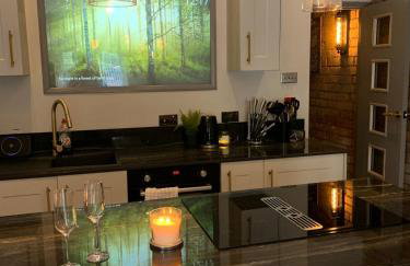 The Connaught Suite - Inc Private Hot Tub - Photo 11