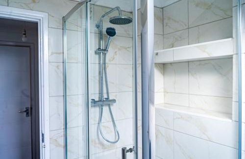 Stylish Luxury 2-Bed Newly Renovated flat - Foto 22