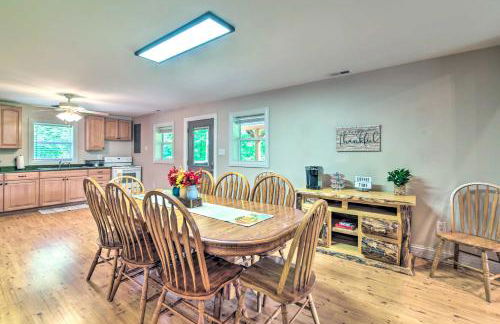 Secluded Brownsville Cabin with Deck and Fire Pit - Foto 7