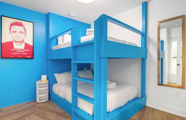 Dual Bachelor Pads w/ Rooftop Lounge & Games Sleeps 26 5 Min to Broadway - Foto 43