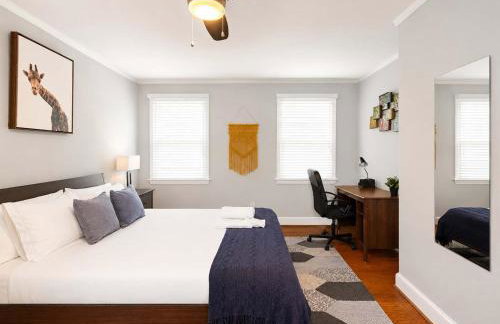 Charming Townhouse Retreat by CozySuites - Foto 6