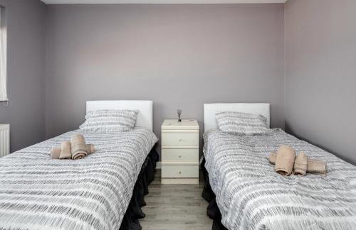 Remaj Serviced Accommodation, sleeps 7 & free parking - Foto 13