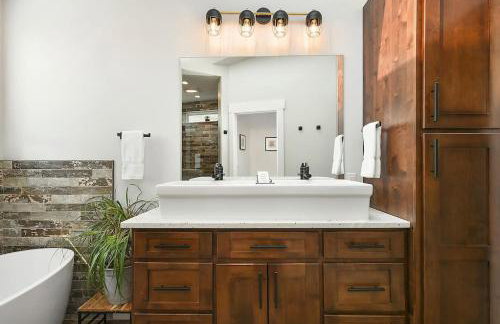 HostWise Stays - The Larryville - Amazing Bathroom, Perfect Location, Custom Build - Foto 23